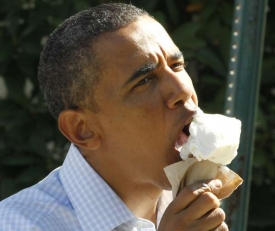 Obama si dopřává zmrzlinu na víkendu v Bar Harbor, Maine.