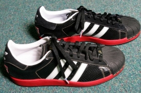 Mezi nejznámější produkty společnosti Adidas patří sportovní obuv.