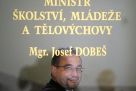 Josef Dobeš chce uvést státní maturity do praxe.