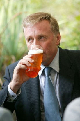 Pivo pijí v Česku téměř všichni. Na snímku expremiér Mirek Topolánek.