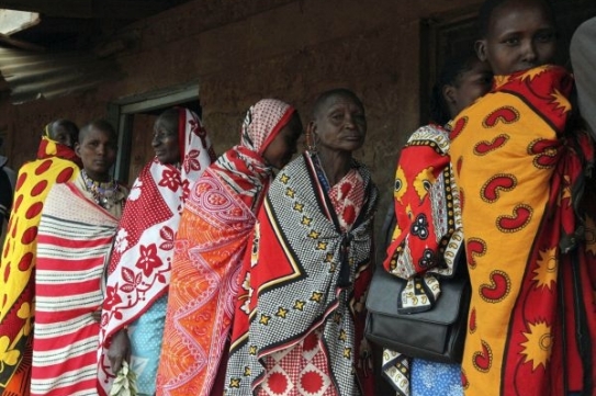 Masajské ženy ve frontě na urnu v nairobském Ngongu.