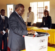 Byť má omezit jeho pravomoce, prezident Mwai Kibaki ústavu obhajuje.