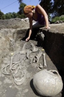 Ze dvou set hrobů jich archeologové zatím odkryli asi osmdesát.