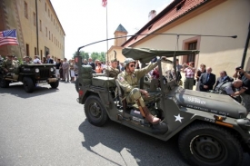 Vůz s rakví odjížděl v koloně historických vojenských aut.
