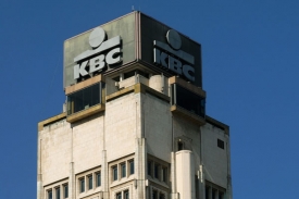 Bankovní skupině KBC poklesl zisk o polovinu.