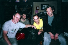 Už jsme doma v roce 1995. J. Dolanský uprostřed ve žlutém tričku.