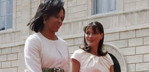 První dámy USA a Francie Michelle Obamová a Carla Bruniová (vlevo).