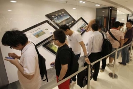 Zájemci o iPad stojí ve frontě v hongkongském obchodě.