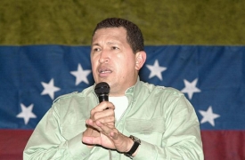 Mnozí mají strach z prezidentovy přízně k autoritářskému Chávezovi.