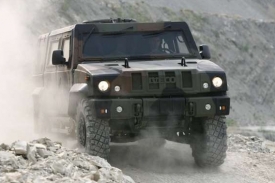 Vozy Iveco v těžkém afghánském terénu.