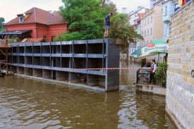 Vrata na pražské Čertovce byla kvůli vysoké hladině vody uzavřena.