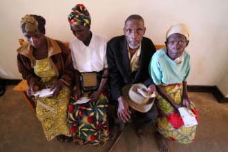 Ráj humanitářů. Rwandští vesničané čekají na lékařskou prohlídku.