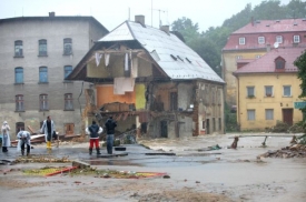 Několik domů na Liberecku nevydržely podemletí vodou.