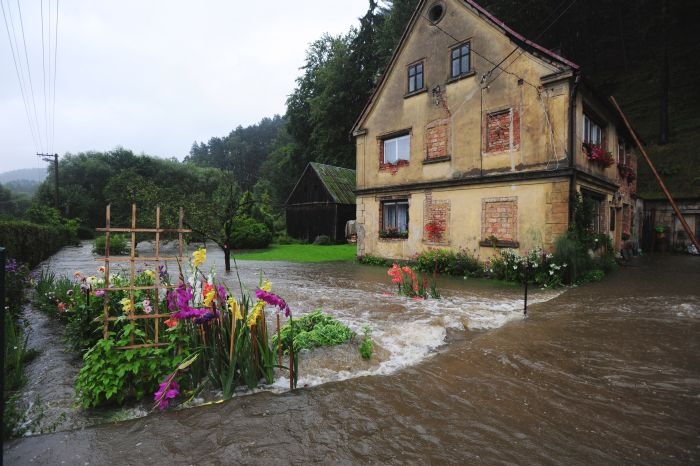 Řeka Kamenice zatopila i přilehlé silnice. (Foto: ČTK)