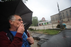 Miloslav Martenek hledí na torzo sousedního domu.