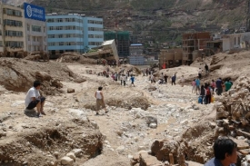Záplavy a sesuvy půdy v Číně si vyžádaly 127 mrtvých.