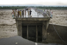Pákistán postihly nejhorší záplavy za 80 let.