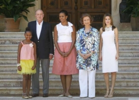 Obamová s dcerou u španělského krále na Mallorce.
