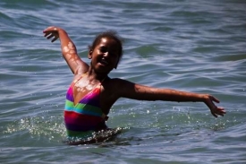 Sasha Obamová se ráchá v moři. Policie vyklidila pláž.