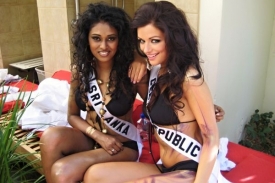 Jitka Válková (vpravo) s Miss Srí Lanka.