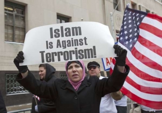 Protest muslimů před soudem v Michiganu.