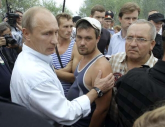 Putin u postižených požáry ve vesníci Vjerchnaja vereja.
