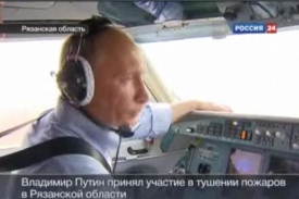 Putin v letadle hasícím požáry.