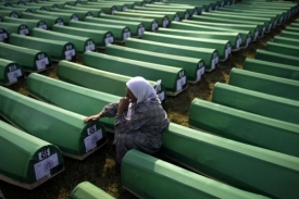 Bosenská muslimka u hrobu svého muže zabitého v Srebrenici.