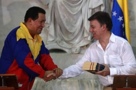 Chávez a Santos na společné tiskové konferenci.