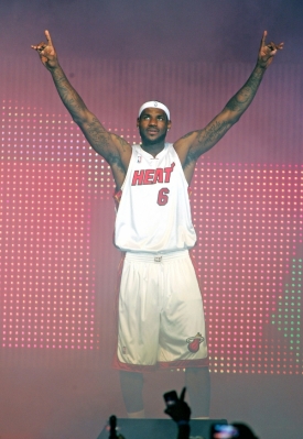 LeBron James při představování fanouškům Miami Heat.