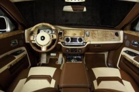 Luxusní interiér vozu White Ghost.