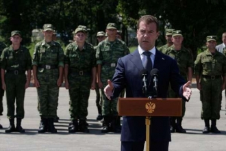 Medveděv u ruských jednotek v Abcházii 8. srpna 2010.
