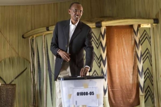 Staronový prezident Kagame hlasuje. Pro koho asi?
