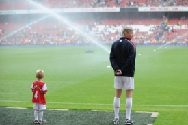 Arséne Wenger (vpravo) s malým chlapcem na dni fanoušků.