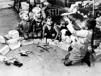Západoberlínští chlapci si hrají na blokádu Berlína.
