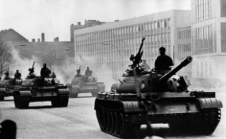 Východoněmecké tanky T-65 v berlínských ulicích.