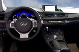 Interiér hybridního Lexusu CT 200h.