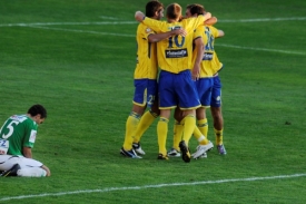 Fotbalisté Teplic (ve žlutém) získali ze Sparty posilu Aldina Čajiče.