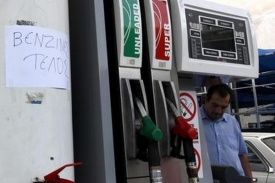 Ceny ropy padají, benzin v Česku zlevňuje jen mírně.