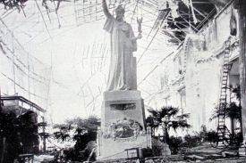 Zničený francouzský pavilon na Světové výstavě v Bruselu.