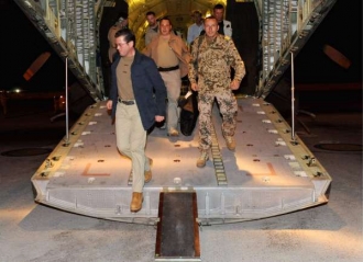 Ministr Guttenberg při letu do Afghánistánu.