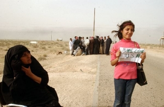 Irácká dívka vítá americké vojáky (2003).