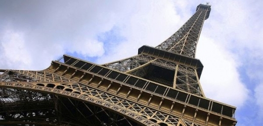 Z vrcholu Eiffelovy věže zářil nad Paříží slavný Stanley Cup.