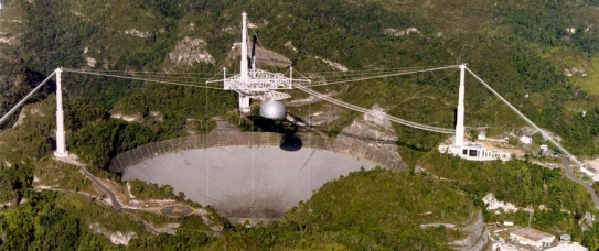 Obří radiový teleskop observatoře Arecibo na Portoriku.