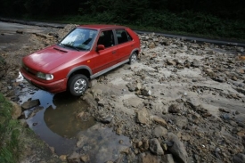 Poláci kradli benzín z nádrží aut v zaplavené Raspenavě.