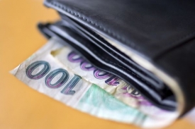 Platy na jednotlivých ministerstvech se liší i o deset tisíc korun.