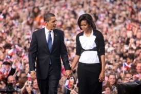 Prezident Obama se svou ženou Michelle při návštěvě Prahy.