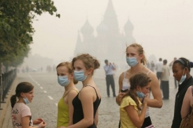 Úřady vyzývají Moskvany, aby stále nosili masky.