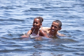 Prezident Obama chtěl ukázat, že floridské pláže jsou bezpečné.