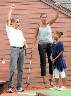 Obamova rodina se na floridských plážích bavila minigolfem.